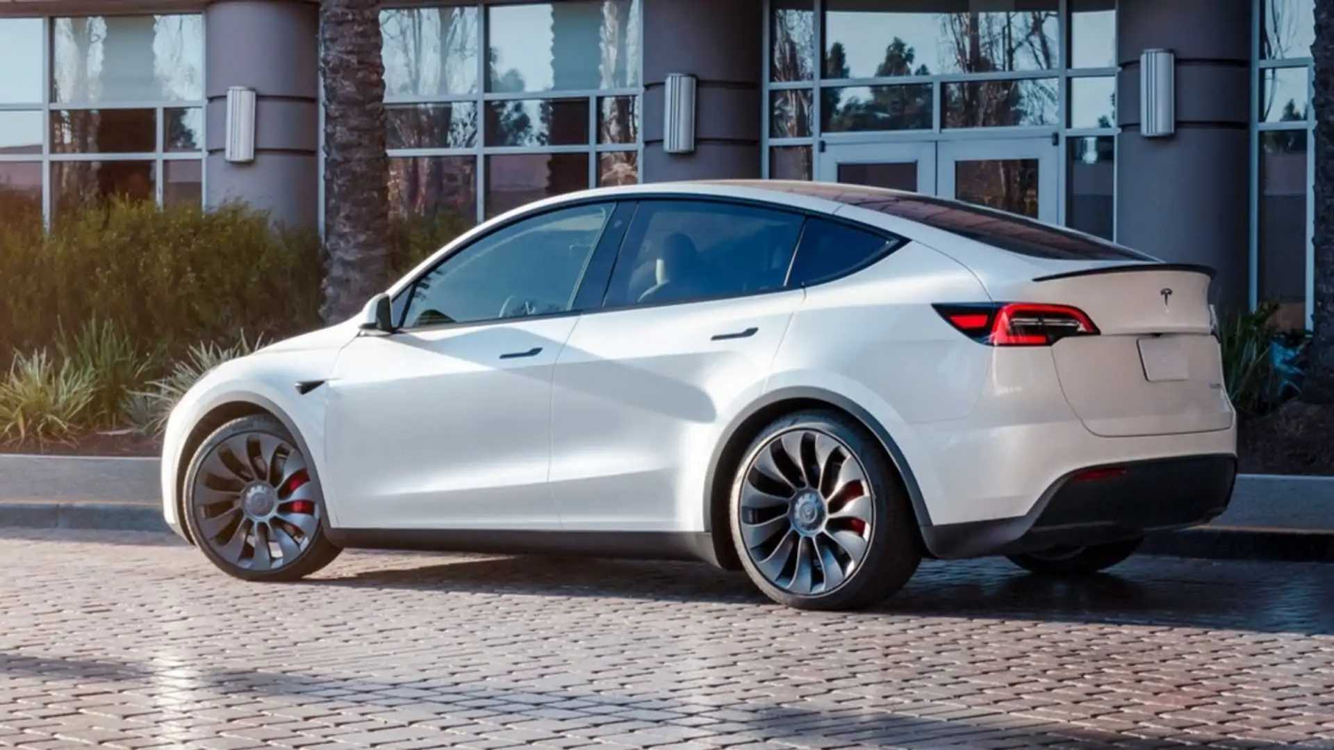 La Model Y si compra con gli incentivi: Tesla taglia i prezzi 1