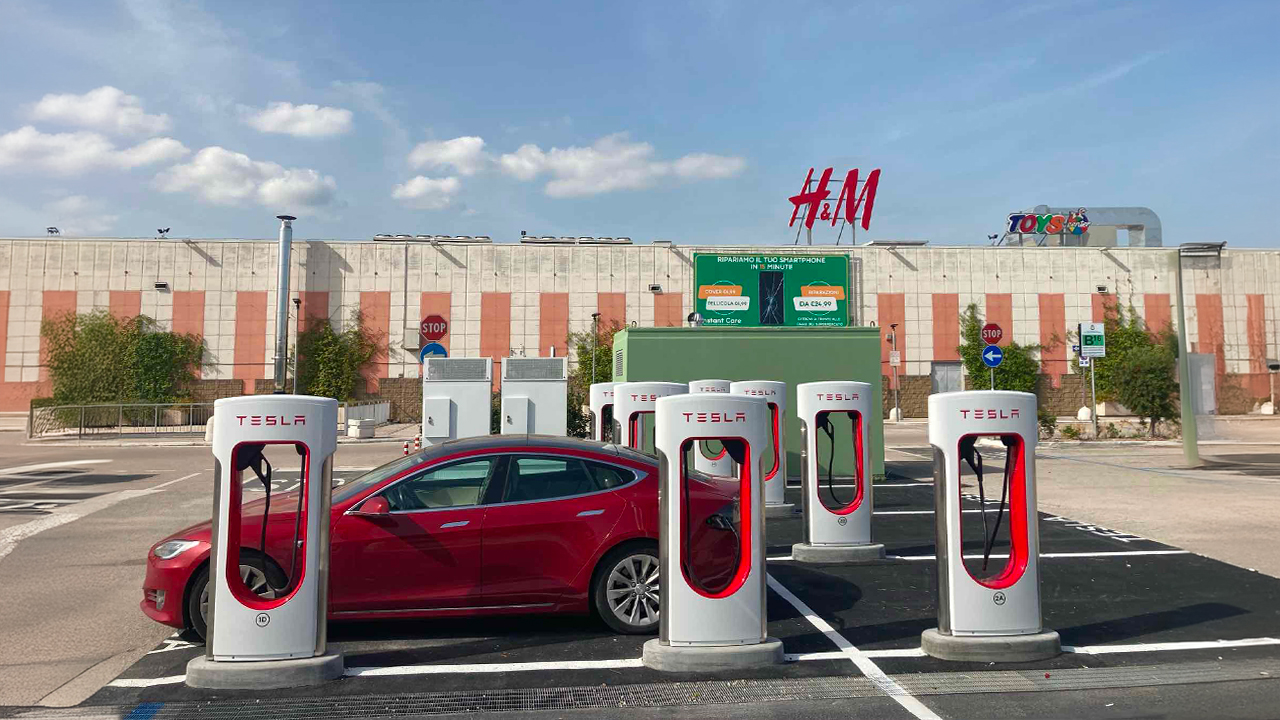 Supercharger Tesla all’interno di parcheggi a pagamento? Per voi che ricaricate l’auto è GRATIS! 1