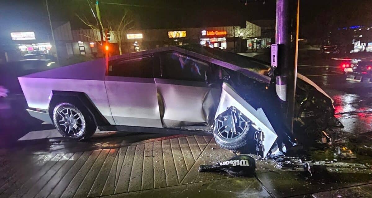 Tesla Cybertruck si schianta contro un palo con il Full Self-Driving attivo: le immagini diventano virali 1