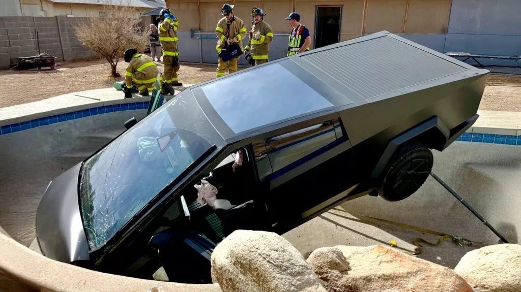 incidente in Arizona, il pick-up finisce in piscina 1