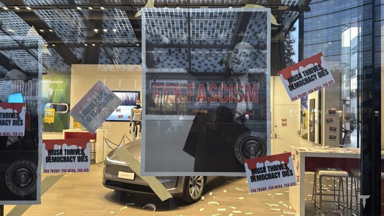 Protesta contro Elon Musk a Milano: attivisti "attaccano" il negozio Tesla in Piazza Gae Aulenti 1