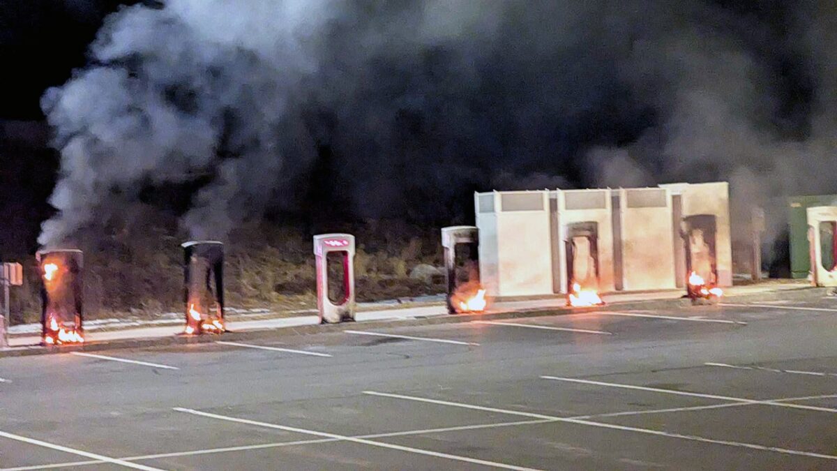 le proteste non si placano, uomo si da fuoco per sbaglio nel tentativo di incendiare un supercharger 1