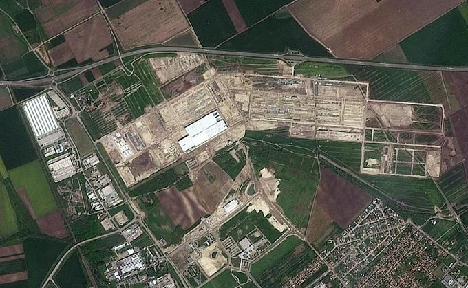 le foto satellitari mostrano come sta prendendo forma l’enorme stabilimento 1