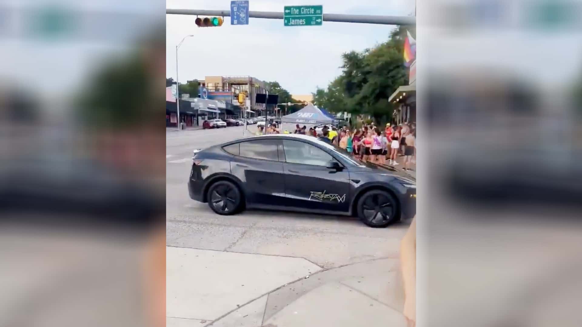 avvistato il primo Tesla Robotaxi su strada 1
