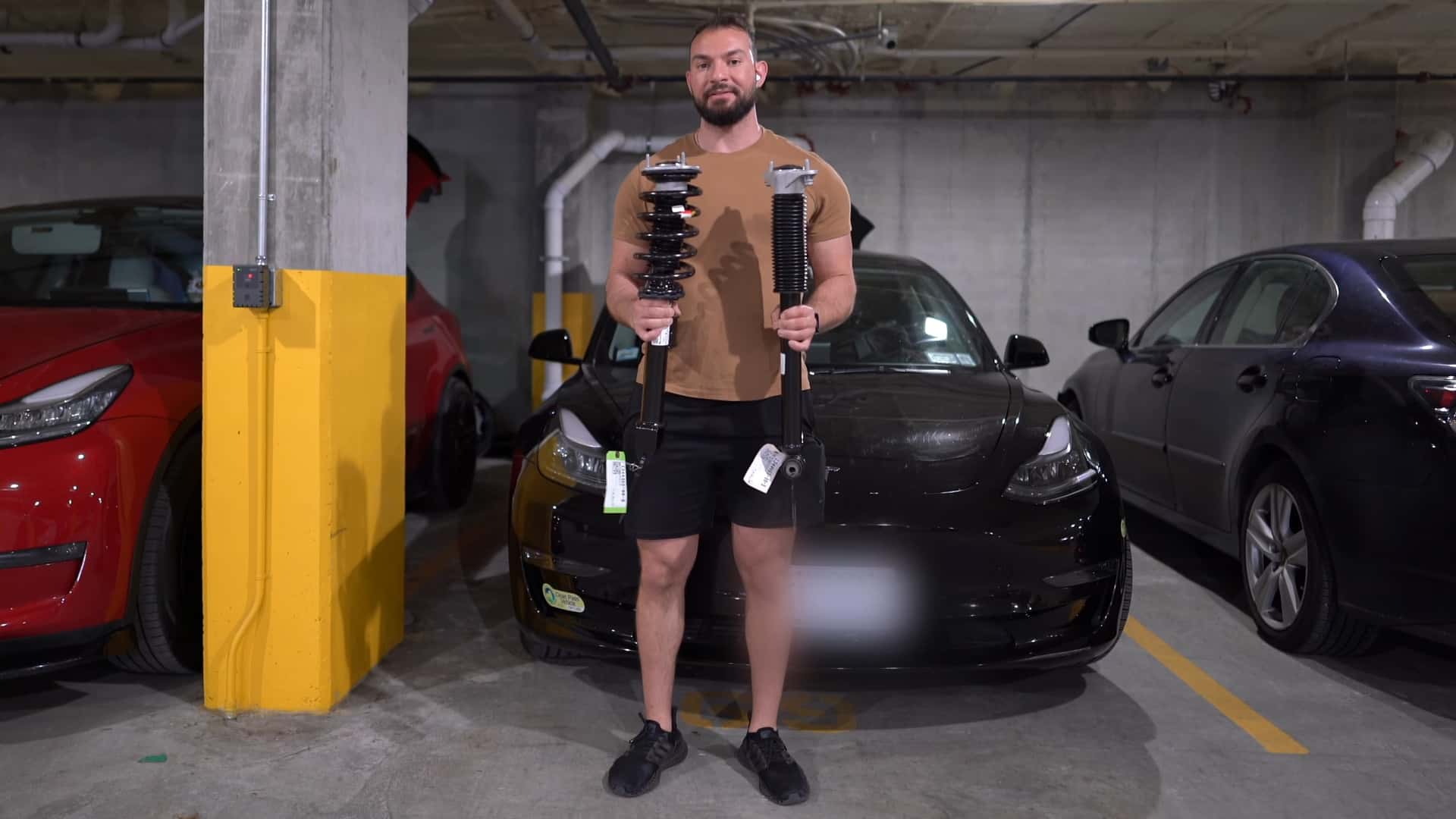 Risolve un difetto della vecchia Tesla Model 3 usando pezzi della nuova 1