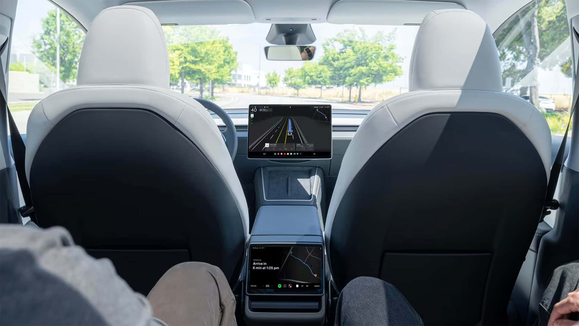 Come si viaggia in un taxi Tesla che guida da solo: video 1
