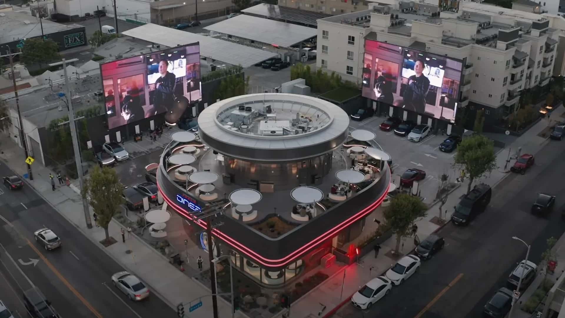 Il ristorante drive-in di Tesla apre i battenti a Hollywood 1