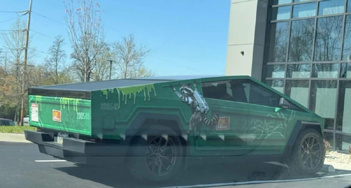 Tesla Cybertruck trasformato in cassonetto dei rifiuti dal suo proprietario 1
