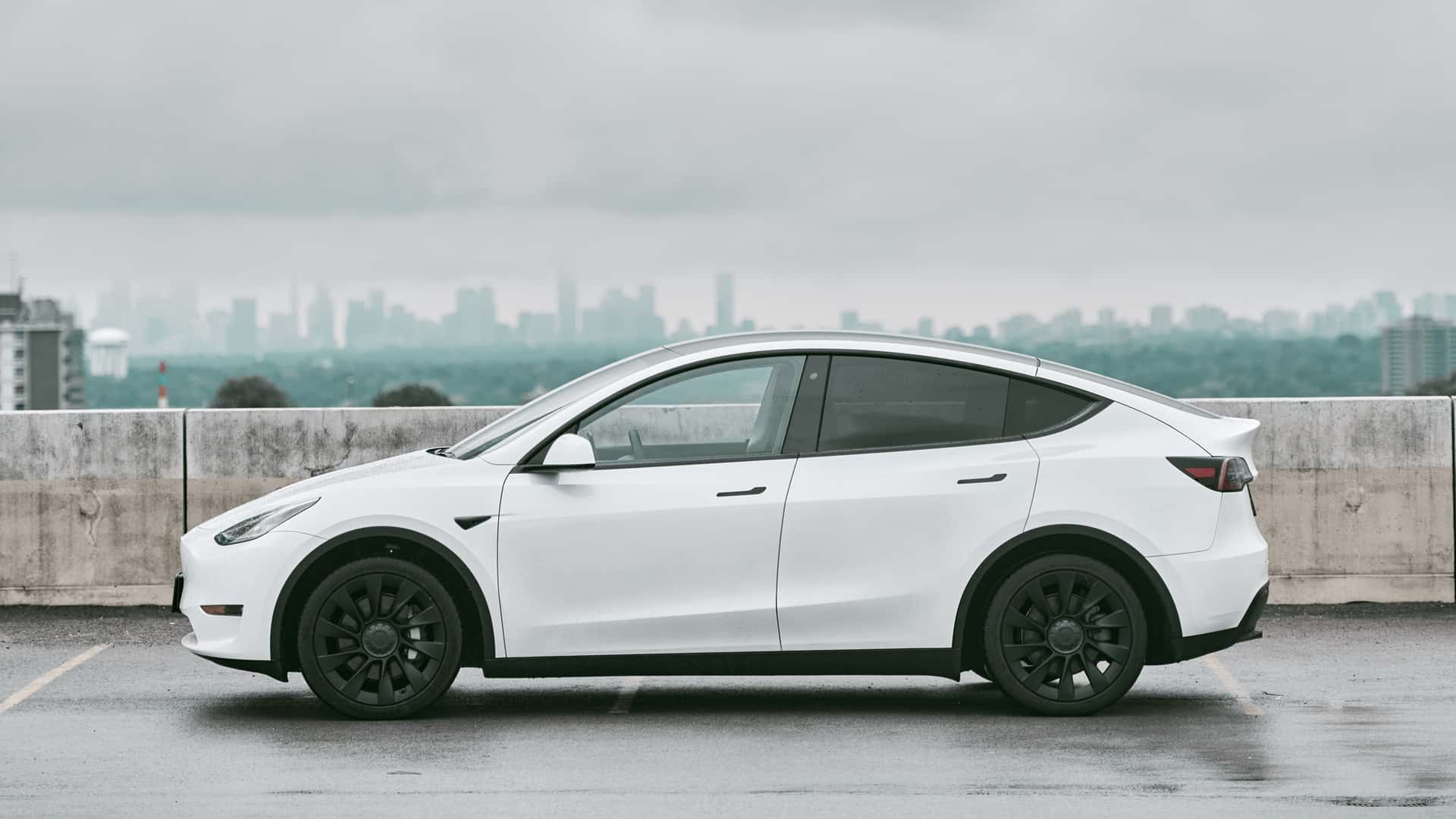 Tesla riprogetta le maniglie dopo casi di persone bloccate in auto 1